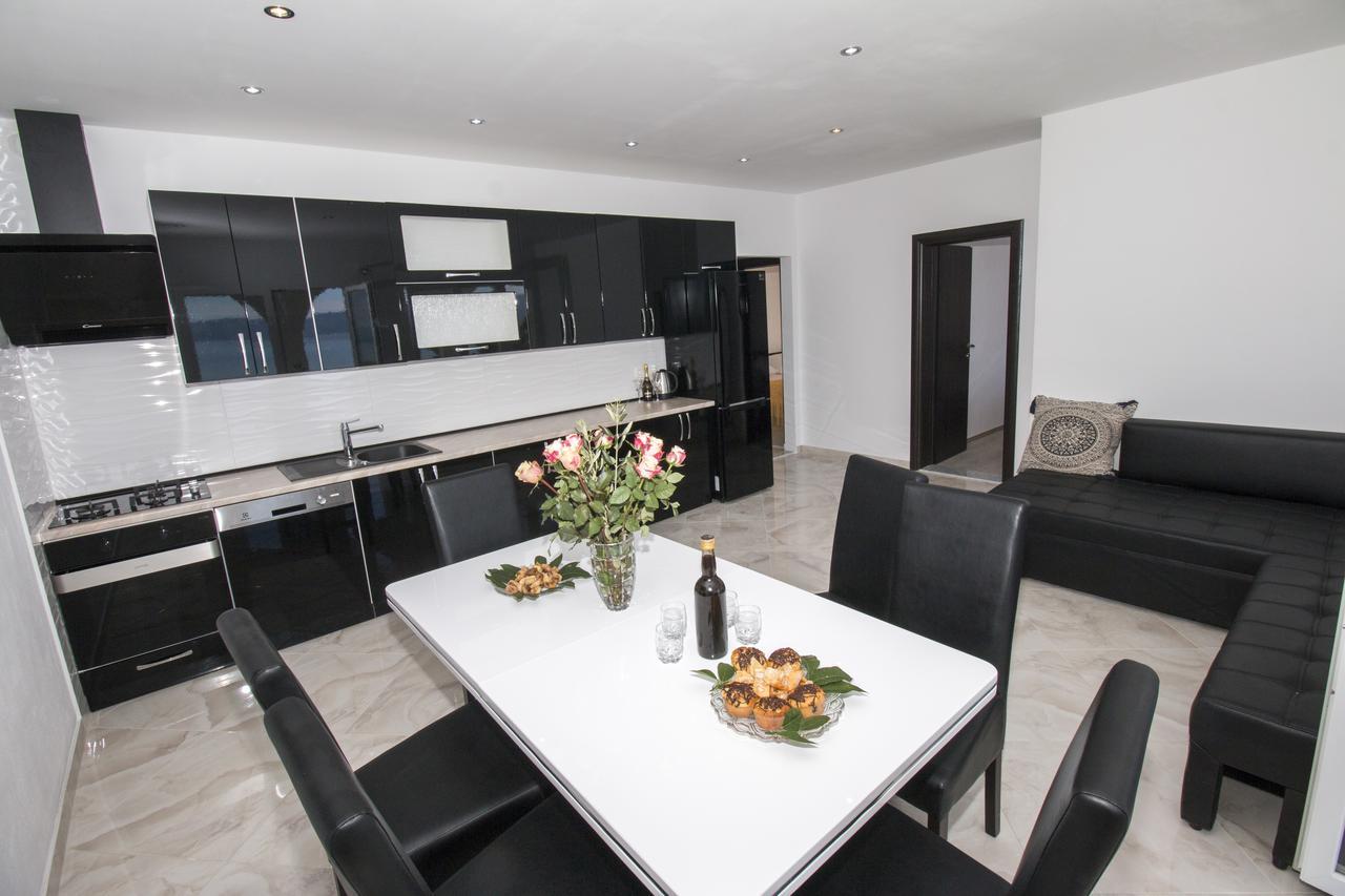 오미스 Apartman Horizont 아파트 외부 사진